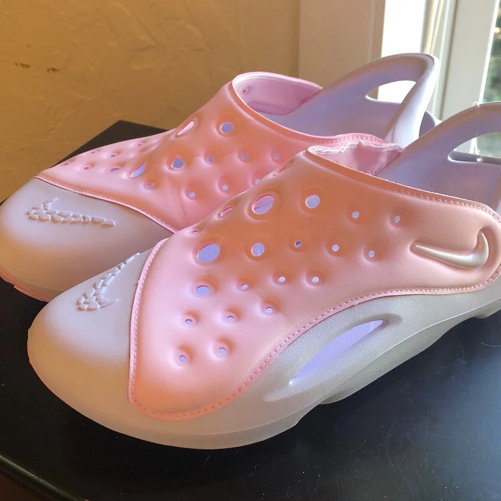 Nike Aquaswoosh sandals size 6 Youth